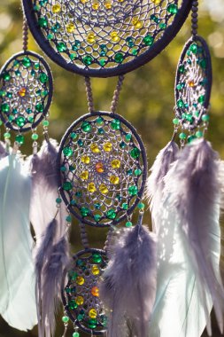 El yapımı rüya yakalayıcı iple asılı tüyler konu ve boncuk