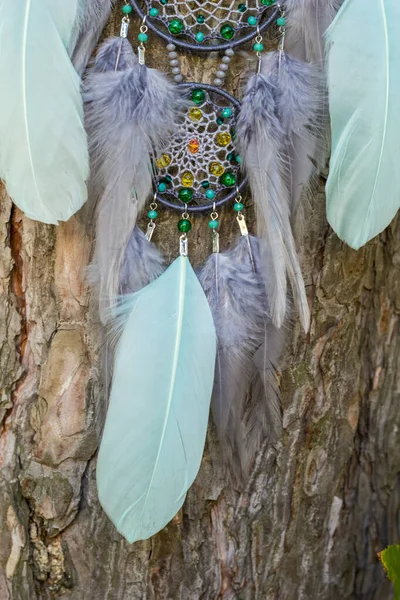 Atrapasueños hecho a mano con hilos de plumas y cuentas de cuerda colgando — Foto de Stock