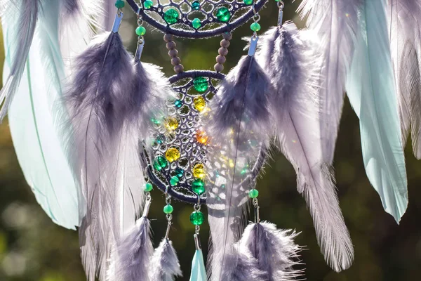 Handgemaakte dream catcher met veren threads en kralen touw hangend — Stockfoto