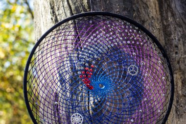 El yapımı rüya yakalayıcı iple asılı tüyler konu ve boncuk