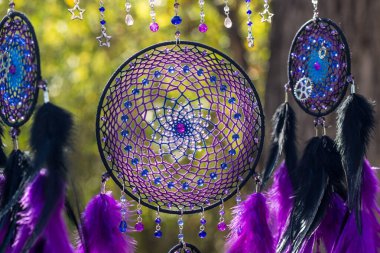 El yapımı rüya yakalayıcı iple asılı tüyler konu ve boncuk