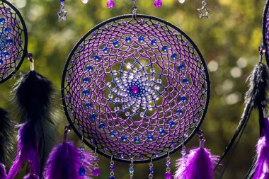El yapımı rüya yakalayıcı iple asılı tüyler konu ve boncuk