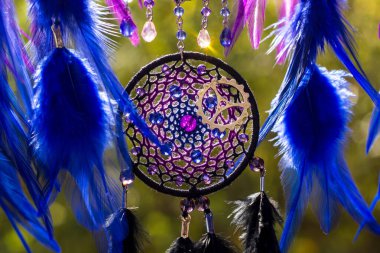 El yapımı rüya yakalayıcı iple asılı tüyler konu ve boncuk