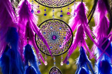 El yapımı rüya yakalayıcı iple asılı tüyler konu ve boncuk