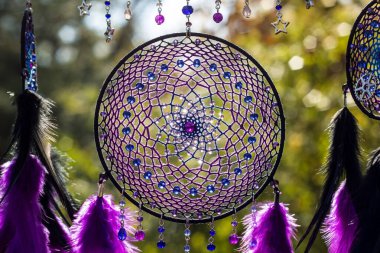 El yapımı rüya yakalayıcı iple asılı tüyler konu ve boncuk