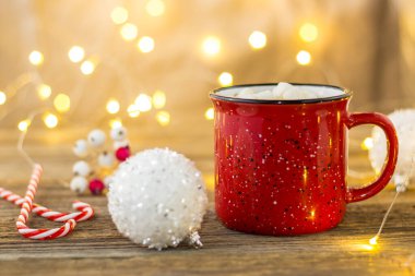 Marshmallowlu ve bastonlu sıcak kakao. arka plan güzel Noel ışıkları ile bokeh.