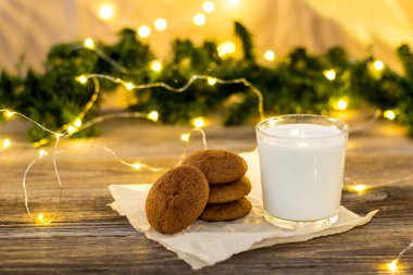 Noel Baba 'nın önünde Noel Baba için cam içinde kurabiye ve süt.