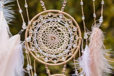 El yapımı rüya yakalayıcı iple asılı tüyler konu ve boncuk