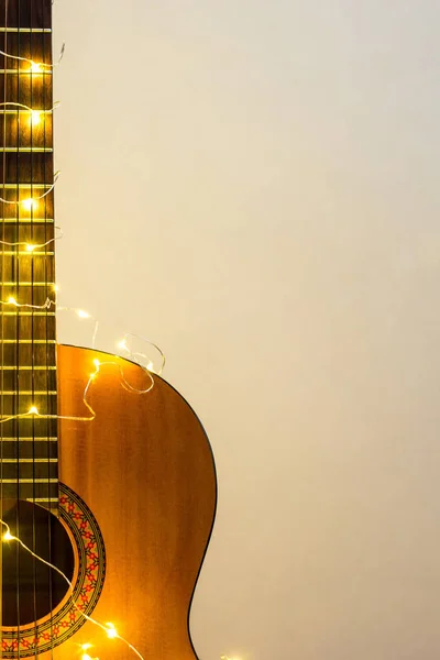 밝은 갈랜드에 싸여 있는 음향 기타. 크리스마스 선물 — 스톡 사진