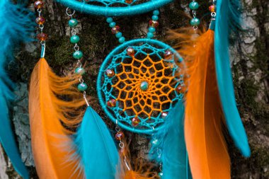 El yapımı rüya yakalayıcı iple asılı tüyler konu ve boncuk