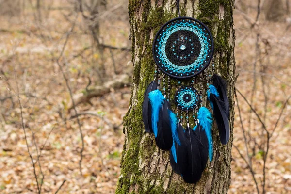 Handgemaakte dream catcher met veren threads en kralen touw hangend — Stockfoto