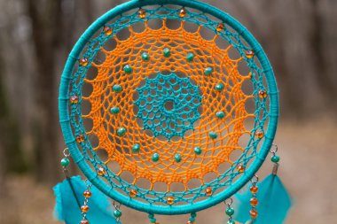 El yapımı rüya yakalayıcı iple asılı tüyler konu ve boncuk