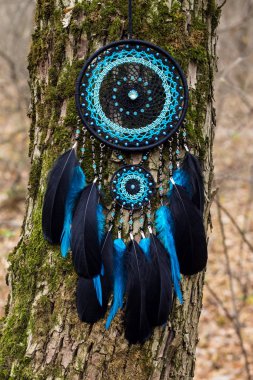 El yapımı rüya yakalayıcı iple asılı tüyler konu ve boncuk