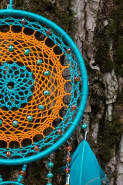 El yapımı rüya yakalayıcı iple asılı tüyler konu ve boncuk