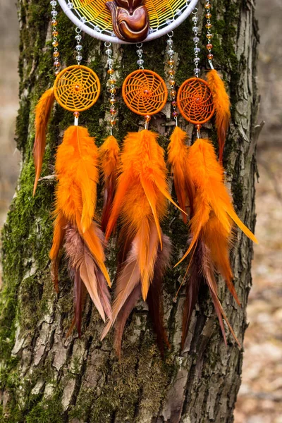 Atrapasueños hecho a mano con hilos de plumas y cuentas de cuerda colgando — Foto de Stock