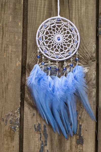 Handgemaakte dream catcher met veren threads en kralen touw hangend — Stockfoto