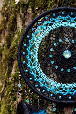 El yapımı rüya yakalayıcı iple asılı tüyler konu ve boncuk