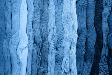 Klasik mavi renkli pamuk kumaş iplikleri. Geçmişi. 2020 Yılı Rengi.