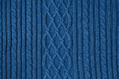 Klasik mavi moda renginde doğal yün dokusu örülmüş. 2020 Yılı Rengi.