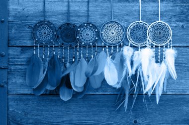 Tüylerden, deriden, boncuklardan ve iplerden yapılmış düş kapanı 2020 'nin klasik mavi moda renginde..