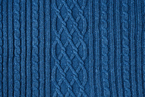 Stickad naturlig ull konsistens bakgrund i klassisk blå trendig färg. Årets färg 2020. — Stockfoto