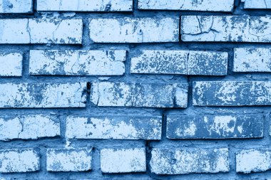 Klasik mavi renkli alçı soyulan eski, eski, kirli tuğla duvarın arka planı. 2020 Yılı Rengi.