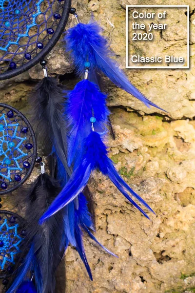 羽の糸とビーズのロープを持つ手作りの夢のキャッチャーは、今年の古典的な青のトレンディーな色でぶら下がって2020. — ストック写真