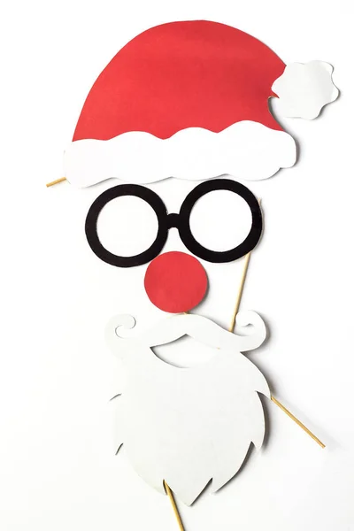 Decoración navideña festiva, gafas de barba blanca y sombrero rojo de Santas en palos. accesorios para fiesta . —  Fotos de Stock