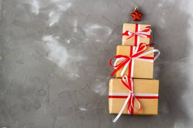 Kırmızı yıldızlı Noel ağacı şeklinde hediye kutuları. Noel konsepti