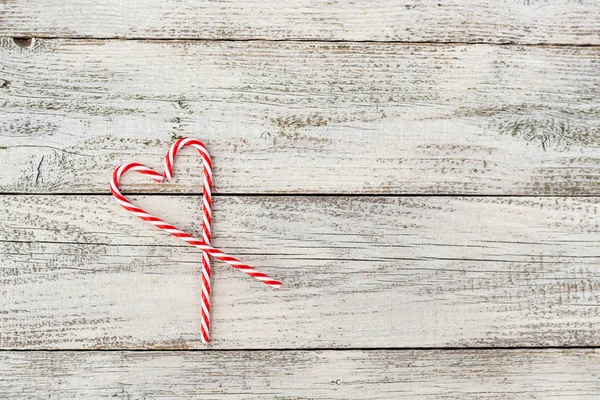Sladké bílé a červené Candy hole ve tvaru srdce na starém dřevěném pozadí. Vánoční nebo valentýnský koncept — Stock fotografie