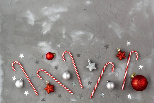 Julgodis sockerrör röda och silver bollar stjärnor. Begreppet nytt år — Stockfoto