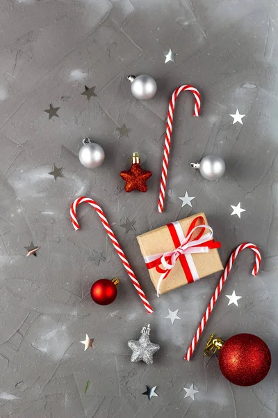 Julgodis sockerrör röda och silver bollar stjärnor. Nytt årskoncept med gåva — Stockfoto
