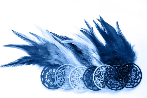 Conjunto para fazer um Dreamcatcher, fundo contas na cor da moda azul clássico. Cor do ano 2020 . — Fotografia de Stock