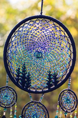 El yapımı rüya yakalayıcı iple asılı tüyler konu ve boncuk
