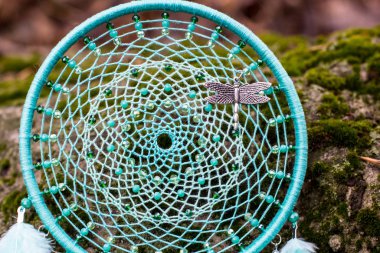 El yapımı rüya yakalayıcı iple asılı tüyler konu ve boncuk