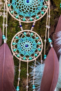 El yapımı rüya yakalayıcı iple asılı tüyler konu ve boncuk