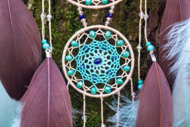 El yapımı rüya yakalayıcı iple asılı tüyler konu ve boncuk