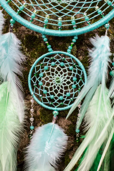 Handgemaakte dream catcher met veren threads en kralen touw hangend — Stockfoto