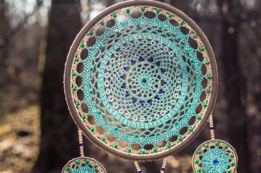 El yapımı rüya yakalayıcı iple asılı tüyler konu ve boncuk