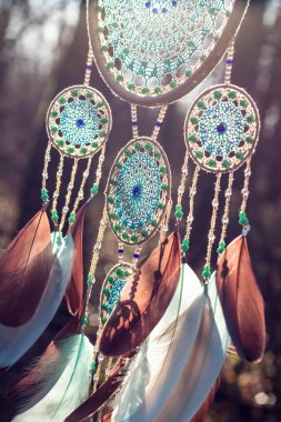 El yapımı rüya yakalayıcı iple asılı tüyler konu ve boncuk
