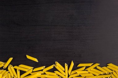 Kopyalama alanı ile siyah arkaplan üzerinde bir yığın makarna sınırı