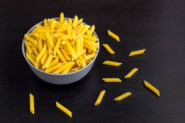 İtalyan çiğ makarnasıyla siyah arkaplan mı yoksa fotokopi alanı olan makarna mı?