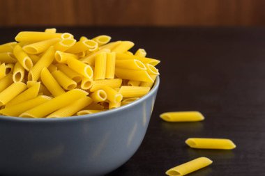 İtalyan çiğ makarnasıyla siyah arkaplan mı yoksa fotokopi alanı olan makarna mı?