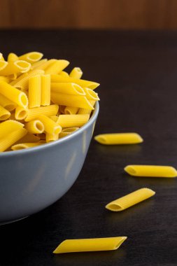 İtalyan çiğ makarnasıyla siyah arkaplan mı yoksa fotokopi alanı olan makarna mı?