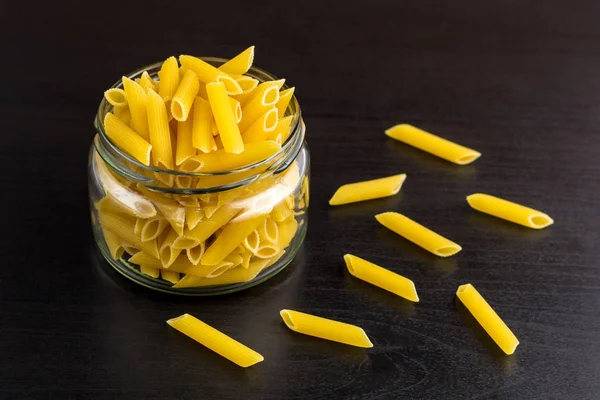 Deliciosa pasta tradicional de macarrones italianos penne en el frasco de vidrio — Foto de Stock