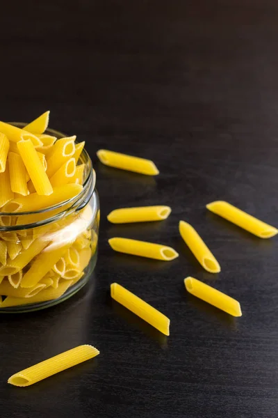 Deliciosa pasta tradicional de macarrones italianos penne en el frasco de vidrio — Foto de Stock