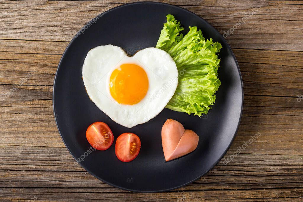 Huevos fritos en forma de corazón