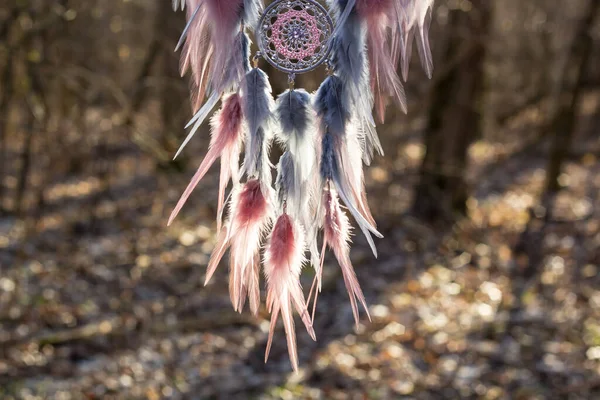 Attrape-rêves fait à la main avec des fils de plumes et des perles corde suspendue — Photo