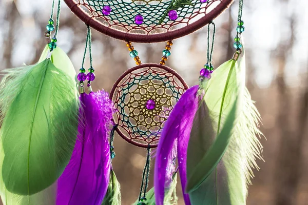 Handgjorda dream catcher med fjädrar trådar och pärlor rep hängande — Stockfoto