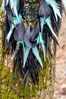 El yapımı rüya yakalayıcı iple asılı tüyler konu ve boncuk
